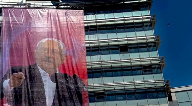 CHP Genel Merkezine Erdoğanı kızdıracak pankart