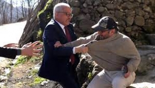 AKPli belediye başkanı, heyelanı basına haber veren yurttaşa saldırdı!