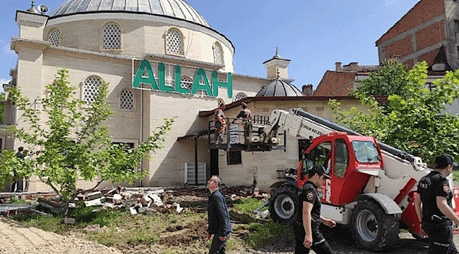 AKP'li Belediye yol yapmak için cami yıktı