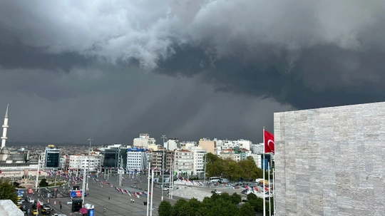 İstanbul'da Gündüz, Geceye Döndü... Meteoroloji Alarmda! İstanbul'da Şiddetli Sağanak Başladı