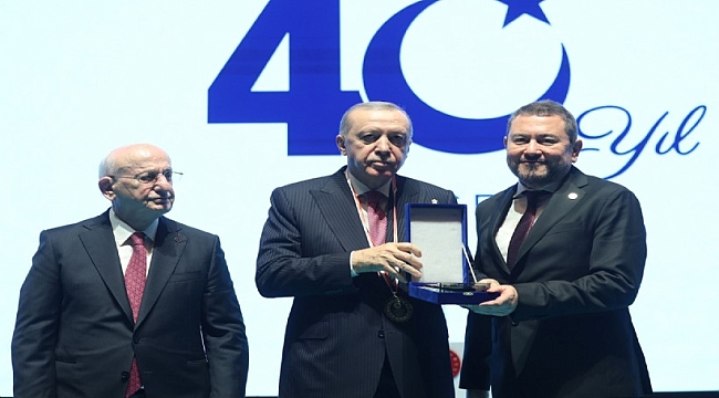 Erdoğan'dan İzmirli iş insanı Nazım Torbaoğlu'na anlamlı plaket