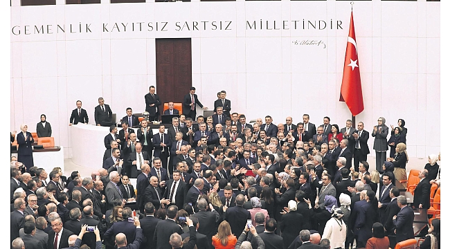 CHP'nin ikiyüzlü siyaseti: Kürsüde yumruk kuliste tebrik