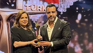  İş Dünyasının Başarılı İsmi Bingöl Arafat, Arzu Erdem'e Ödül Takdim Etti